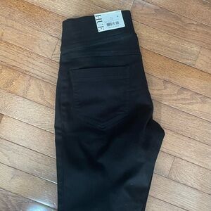 New with tags Hue Jeans size small